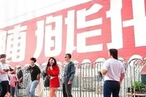 《机场路透的九个机位》封面，航站楼长廊被切成九宫格取景框