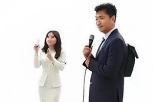 《同款穿搭的季节矛盾》封面，同一件外套出现在两种季节背景下
