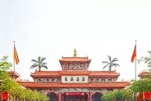 《新歌上线首日的评论区》封面，手机屏幕轮廓里排着密密麻麻的留言条